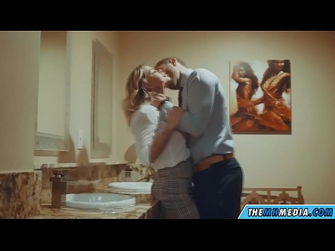 ❤️ Pe a faaosoosoina oe e se blonde busty i totonu o se faletaele lautele ☑ Pono